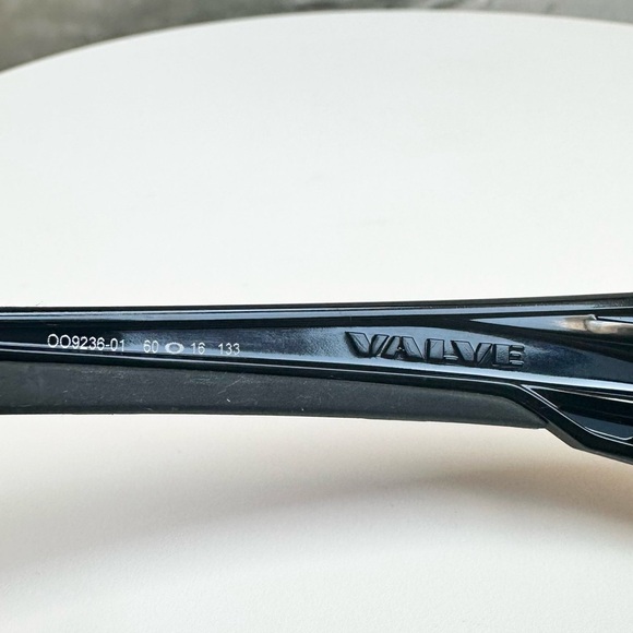 🕶️OAKLEY 🕶️ Valve Black Sunglasses OO9236 - Picture 14 of 15